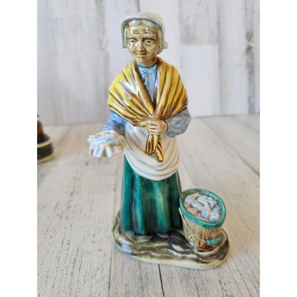 Gort American fish vendor 870 Lady‎ vintage figurine sculpture